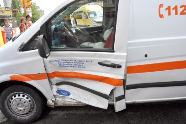 O ambulanţă aflată în misiune, lovită în plin de o şoferiţă din Hârşova